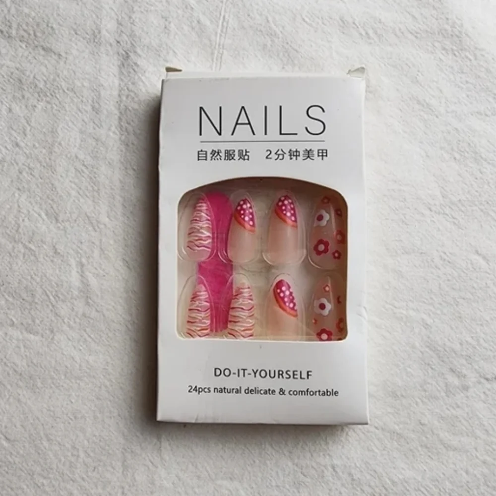 24 Pieces Fake press on nails